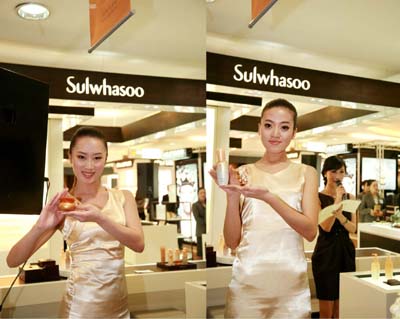     代表亚洲的全球性韩方化妆品品牌——雪花秀（Sulwhasoo）正式进驻北京复兴门百盛，立足中国市场。其经典明星产品——“打底精华”雪花秀润致优活精华露、“人参霜”雪花秀滋盈生人参凝萃修护霜深受国内外消费者