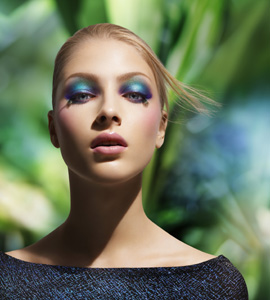 在2011春夏，植村秀全球艺术总监打出角康用从未领略的色彩和彩虹色泽带来全新的风尚妆容，释放女性之美，并带你领略热带雨林的神秘之美。