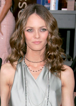 香奈儿三度携手Vanessa Paradis 演绎全新经典可可唇膏